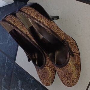 Newport News Gold Brown Brocade Bow Heels 7.5 Sexy Shoes, New, never worn